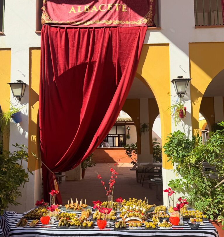 La mesa de gildas que conquistó el Rocío: Aceitunas Adrián con la Hermandad de Albacete